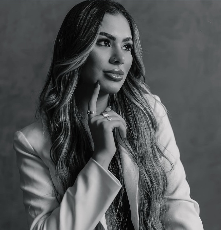 Retrato em preto e branco de Dra. Ana Júlia Fróes com blazer branco