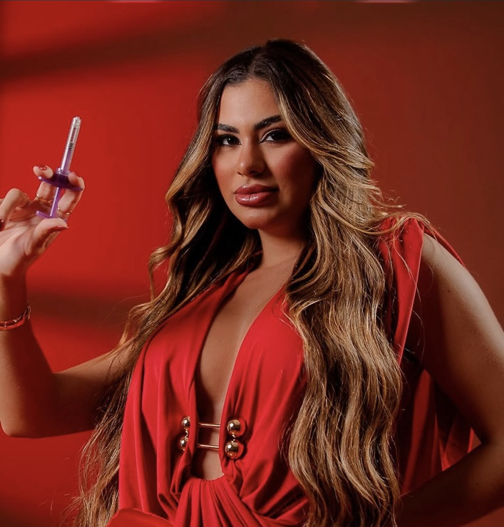 Dra. Ana Júlia Fróes em ensaio com vestido vermelho